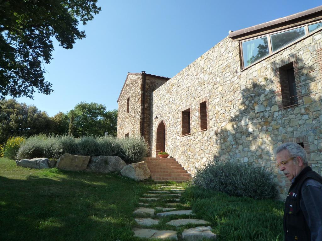 Podere Carceroni Guest House Poggi del Sasso Luaran gambar