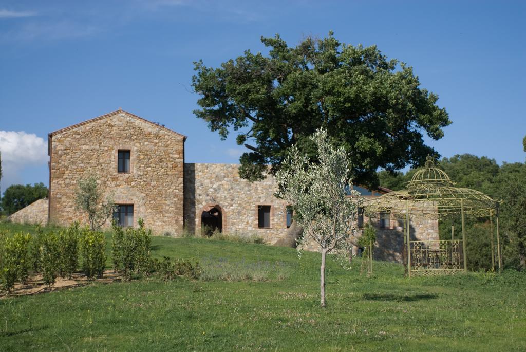 Podere Carceroni Guest House Poggi del Sasso Luaran gambar