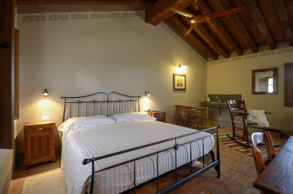 Podere Carceroni Guest House Poggi del Sasso Bilik gambar