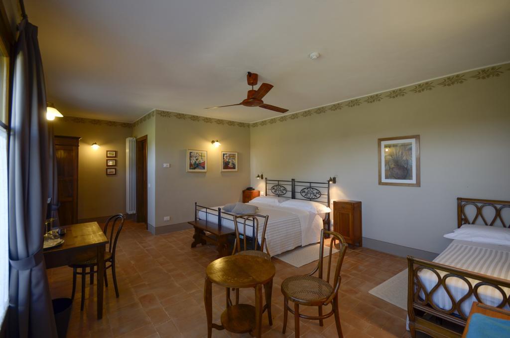 Podere Carceroni Guest House Poggi del Sasso Bilik gambar